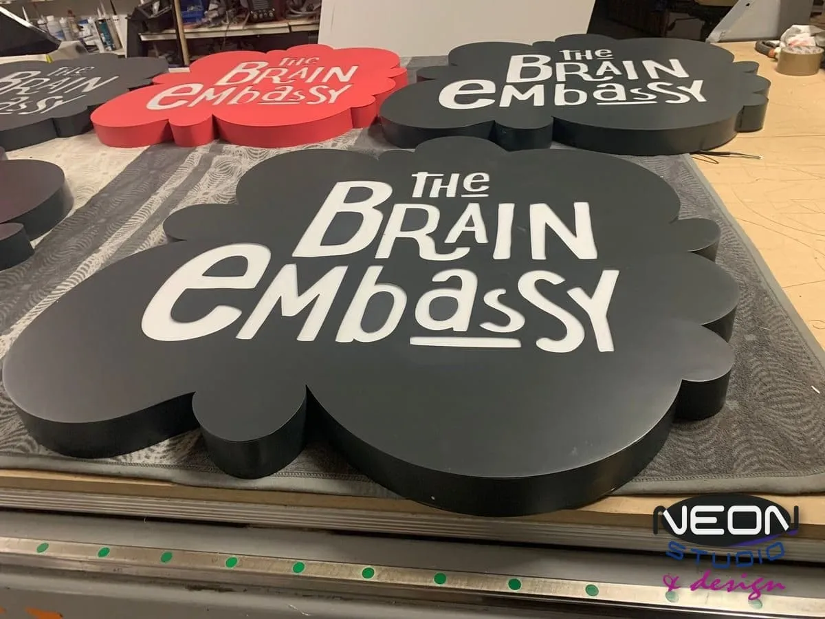 Kasetony przestrzenne w kształcie chmur dla The Brain Embassy — produkcja w pracowni