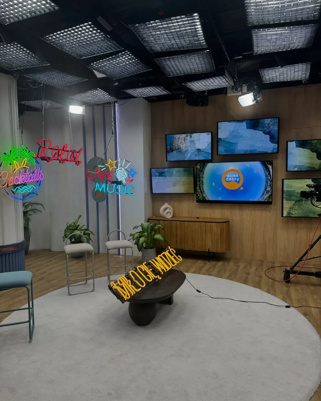 Studio Dzień Dobry TVN z neonami Neon Studio