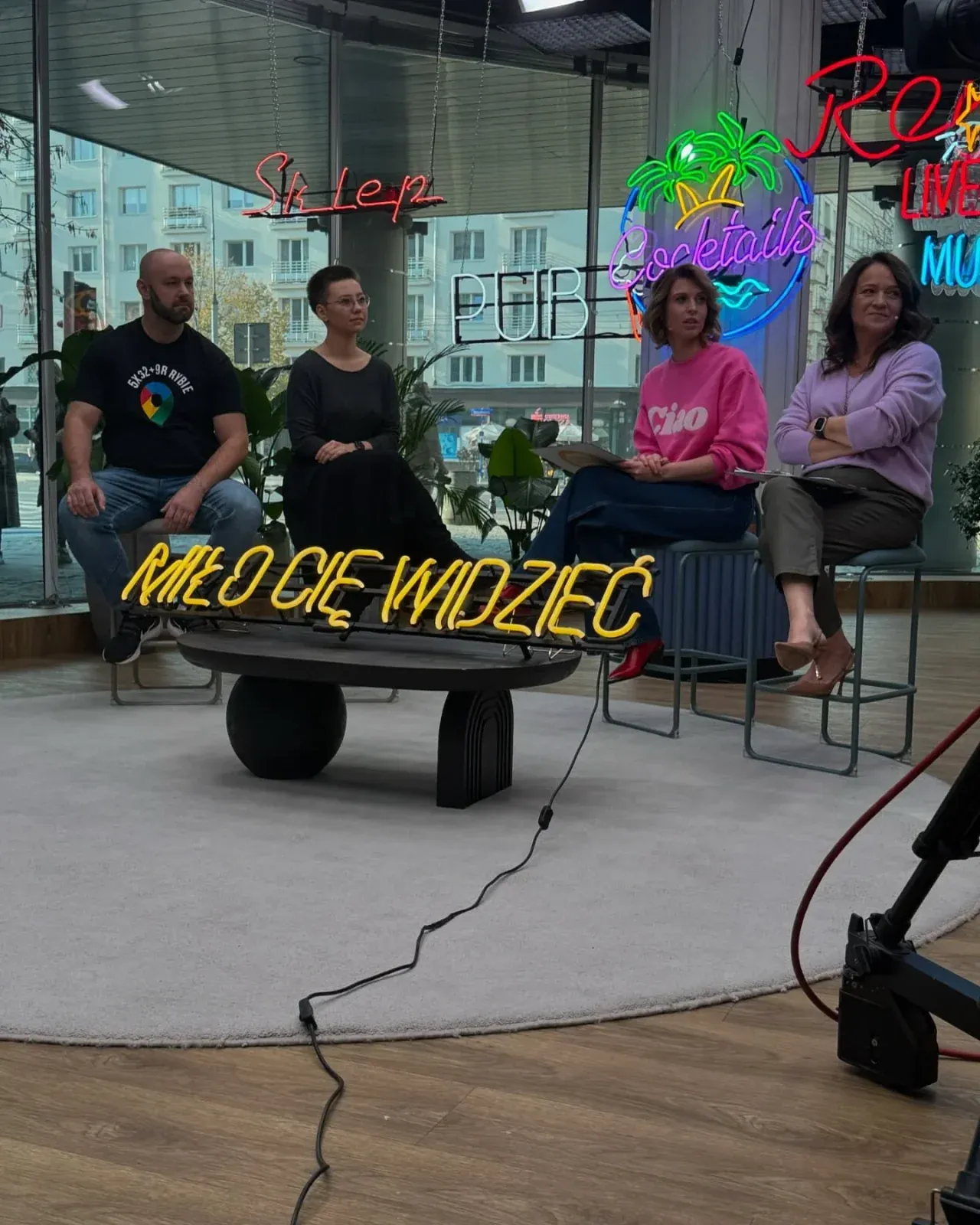 Panel w studiu Dzień Dobry TVN z neonami Neon Studio