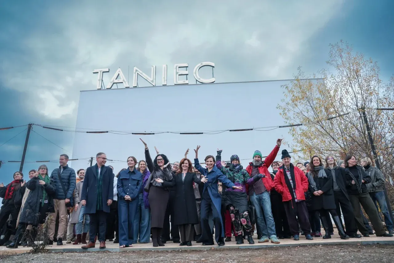 Neon „TANIEC” – Dom Tańca