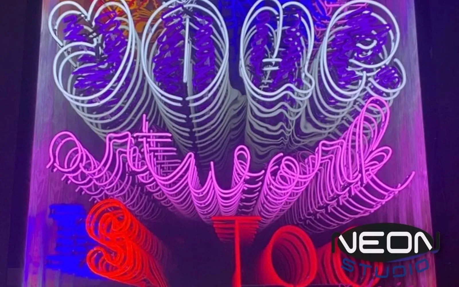 Neon artystyczny i instalacje świetlne
