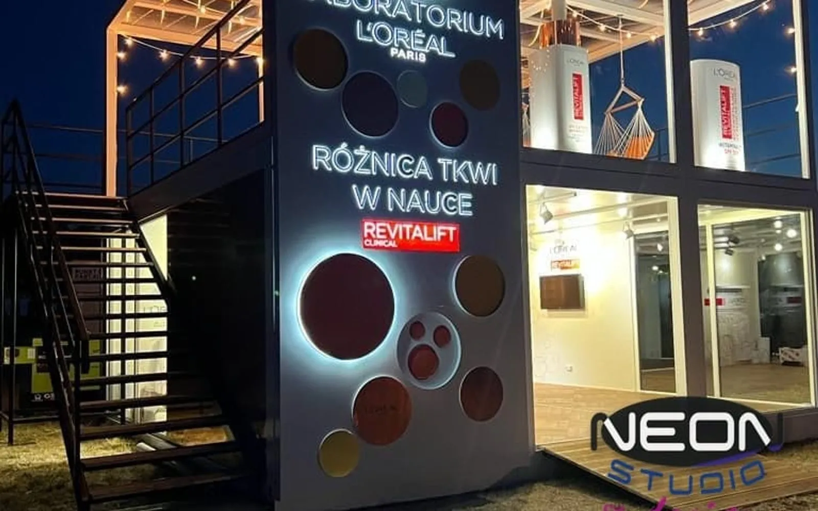 Pylony i totemy reklamowe — gdy szyld na elewacji nie wystarcza