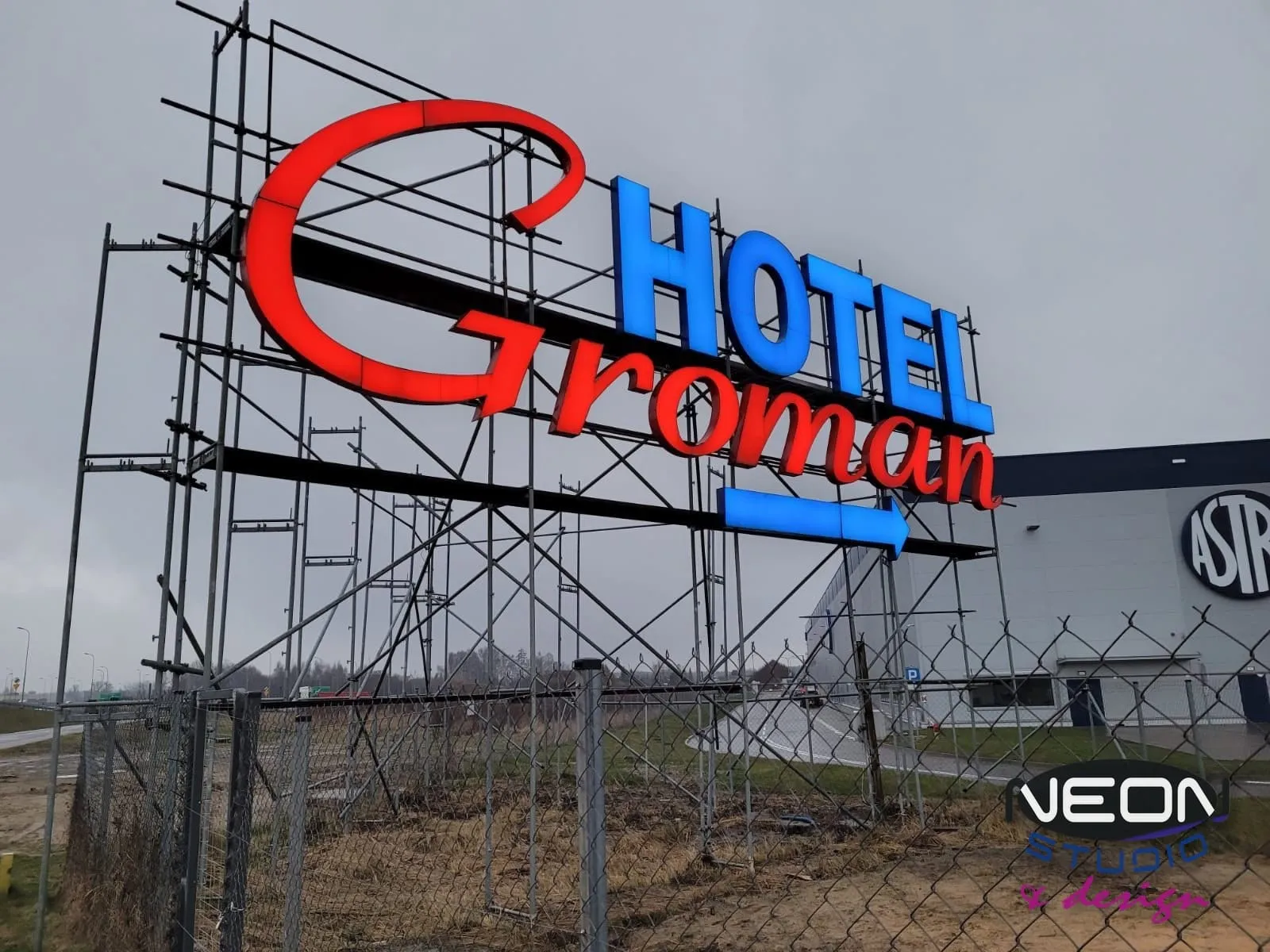 Pylon reklamowy Groman Hotel