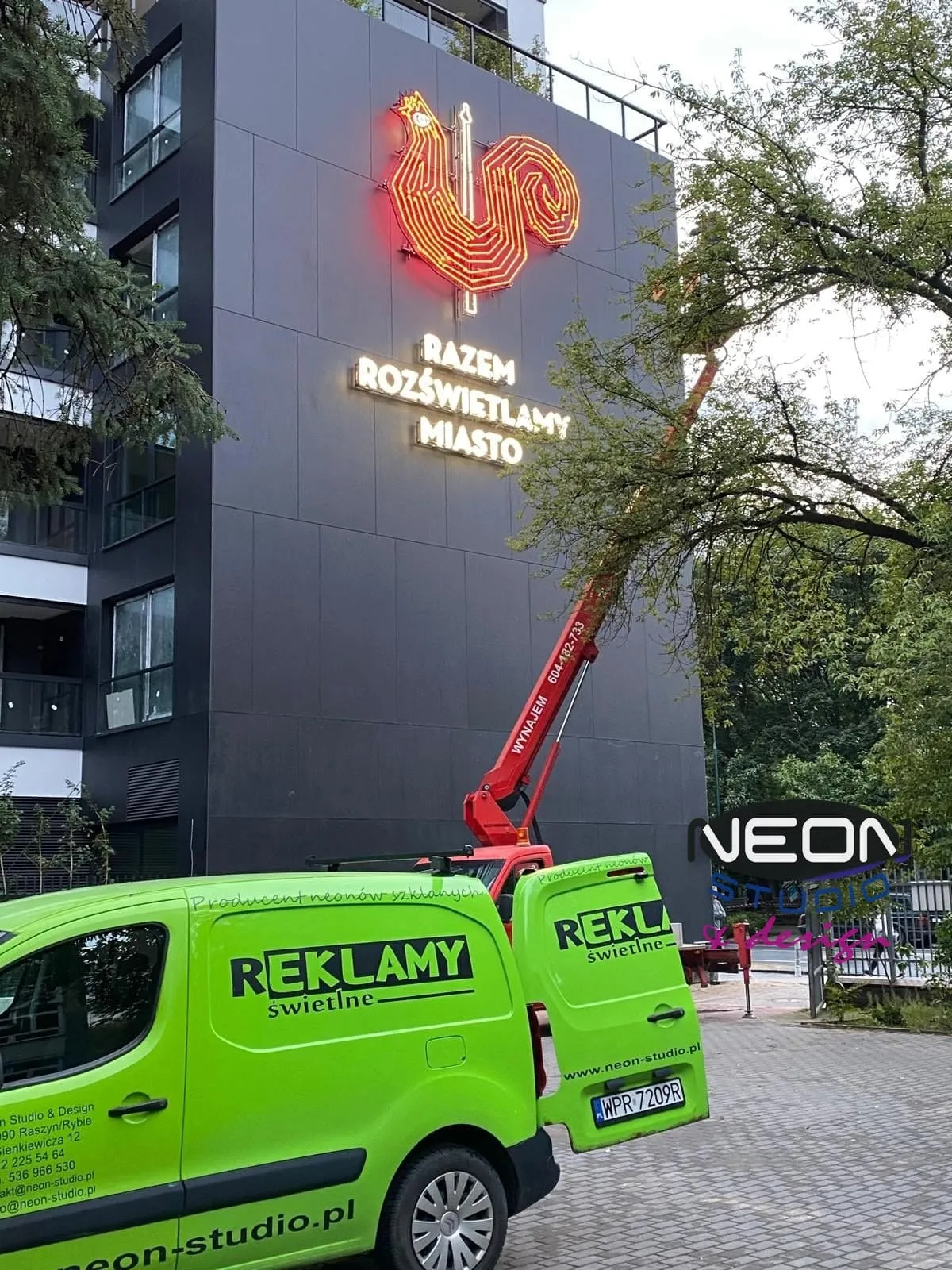 Installing the Cepelia neon on a facade