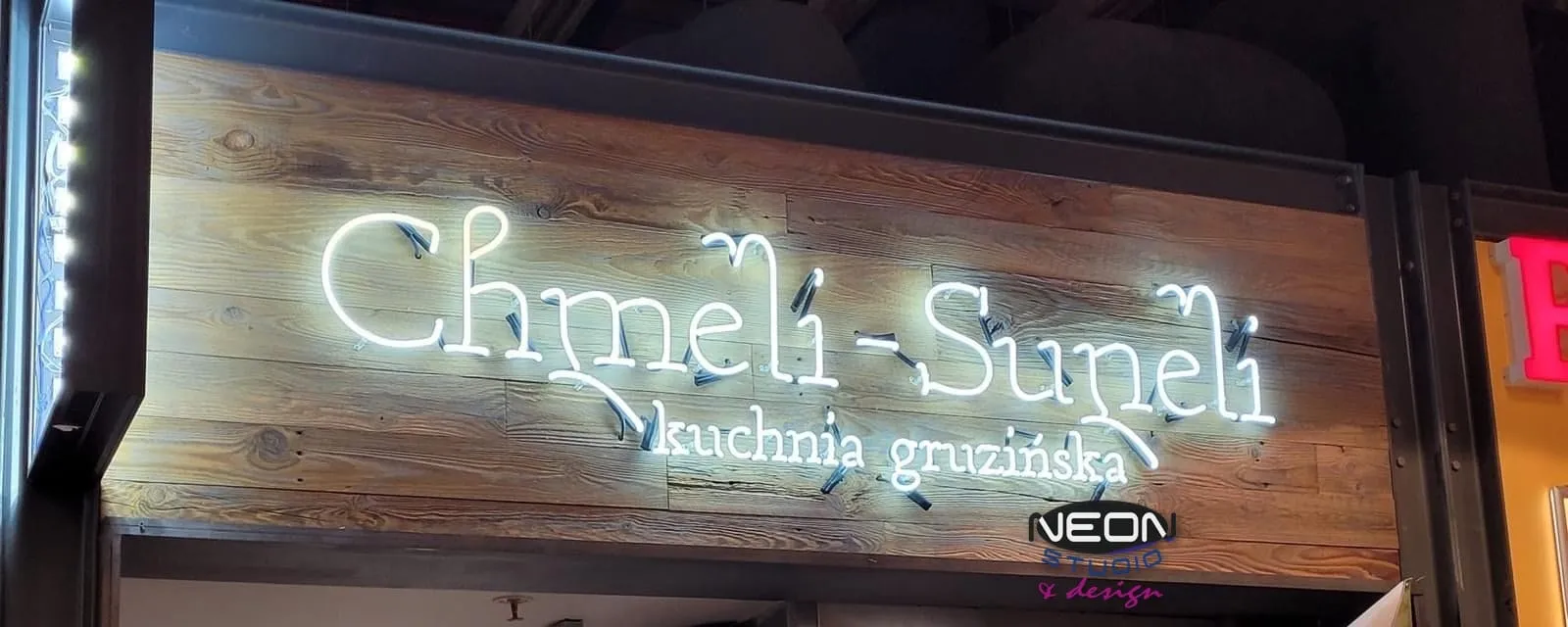 Neon signs for restaurants, bars and cafés — what works