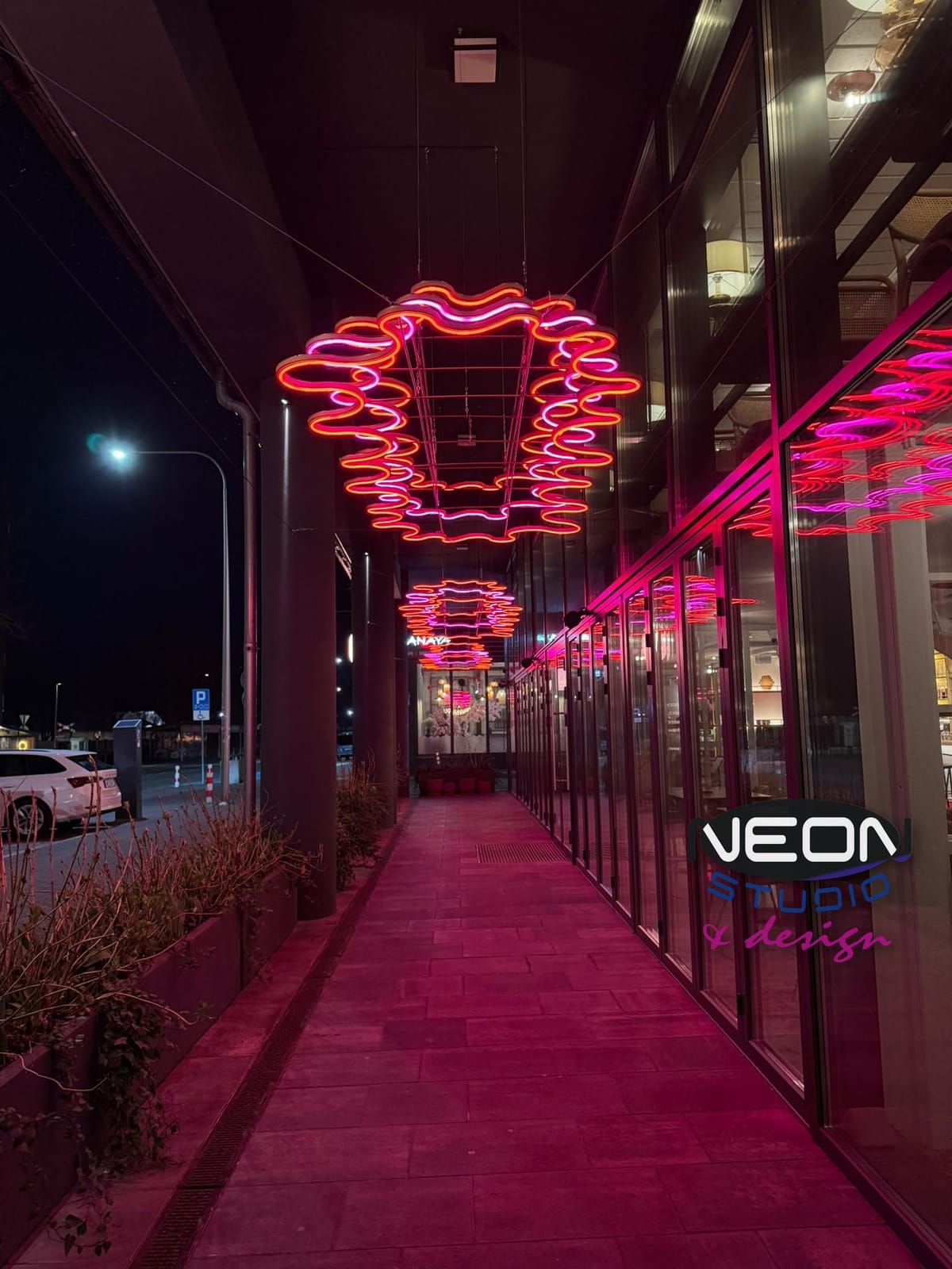 Falowe neony LED przed budynkiem