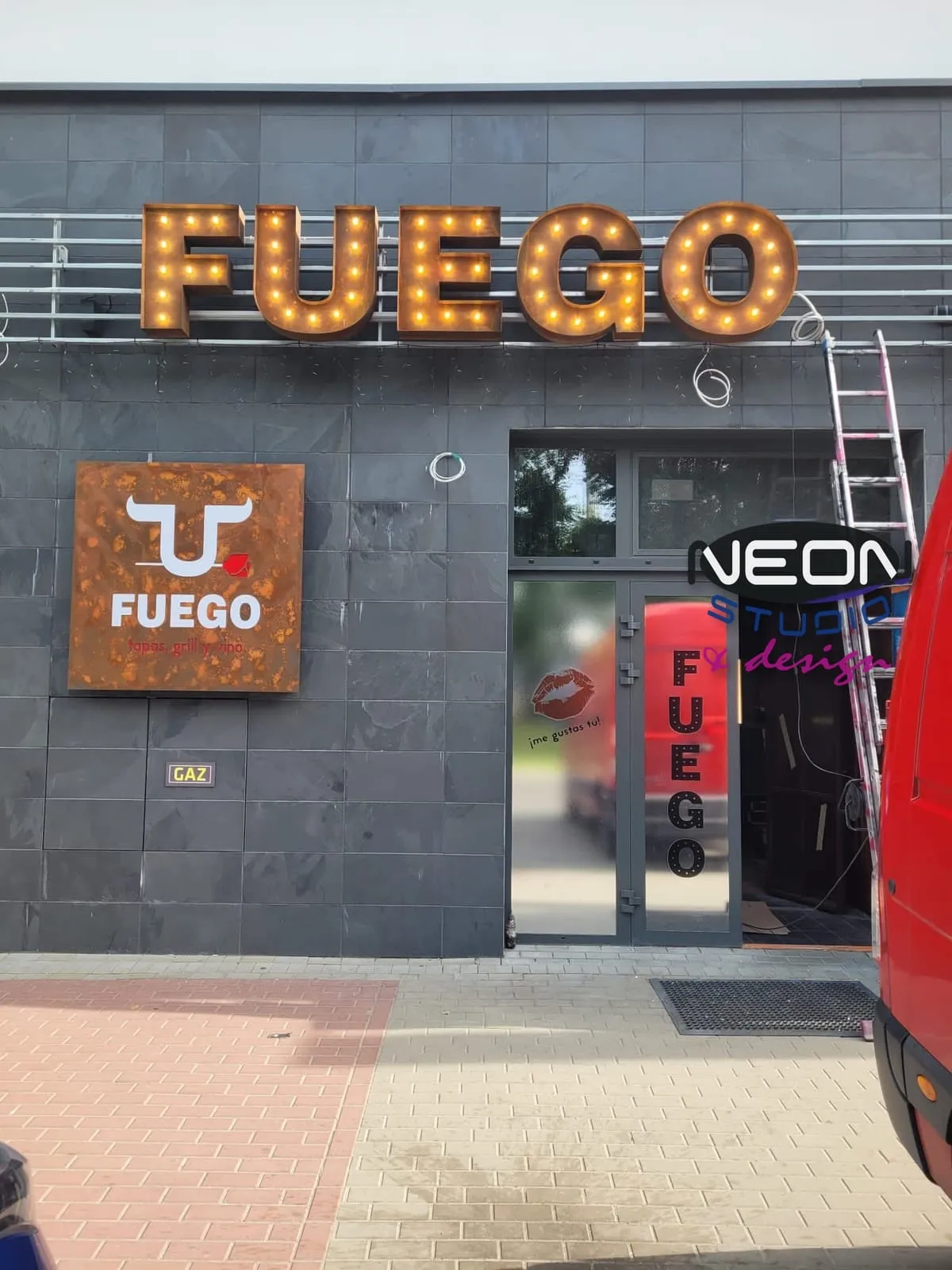 Litery żarówkowe w stylu retro dla restauracji Fuego — realizacja zewnętrzna
