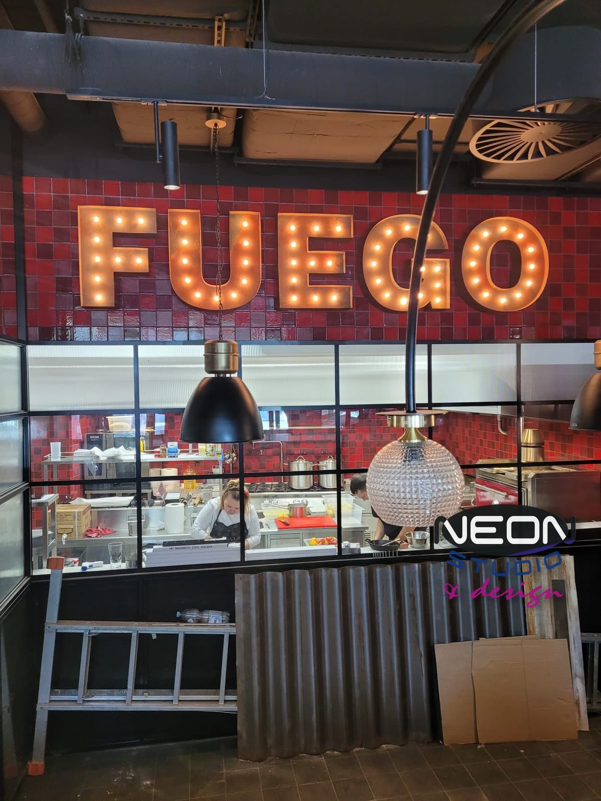Fuego – litery żarówkowe w stylu retro