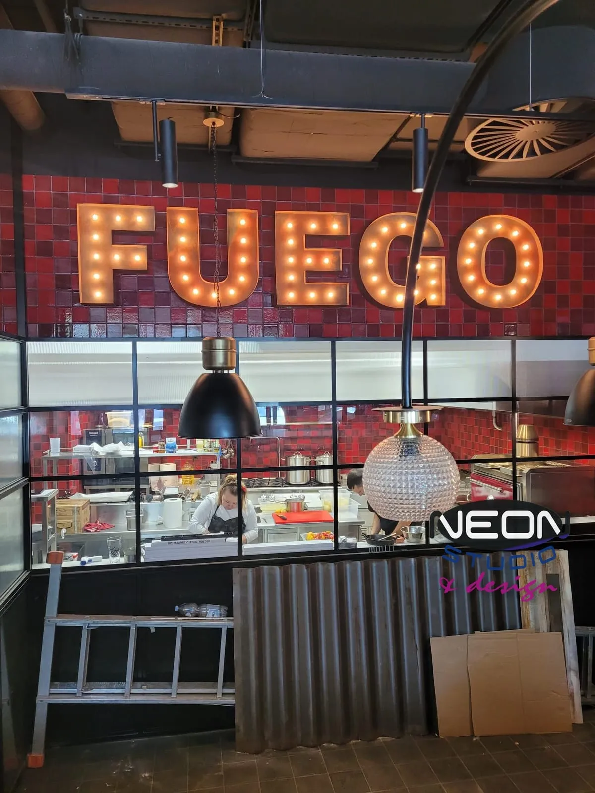 Fuego – litery żarówkowe w stylu retro