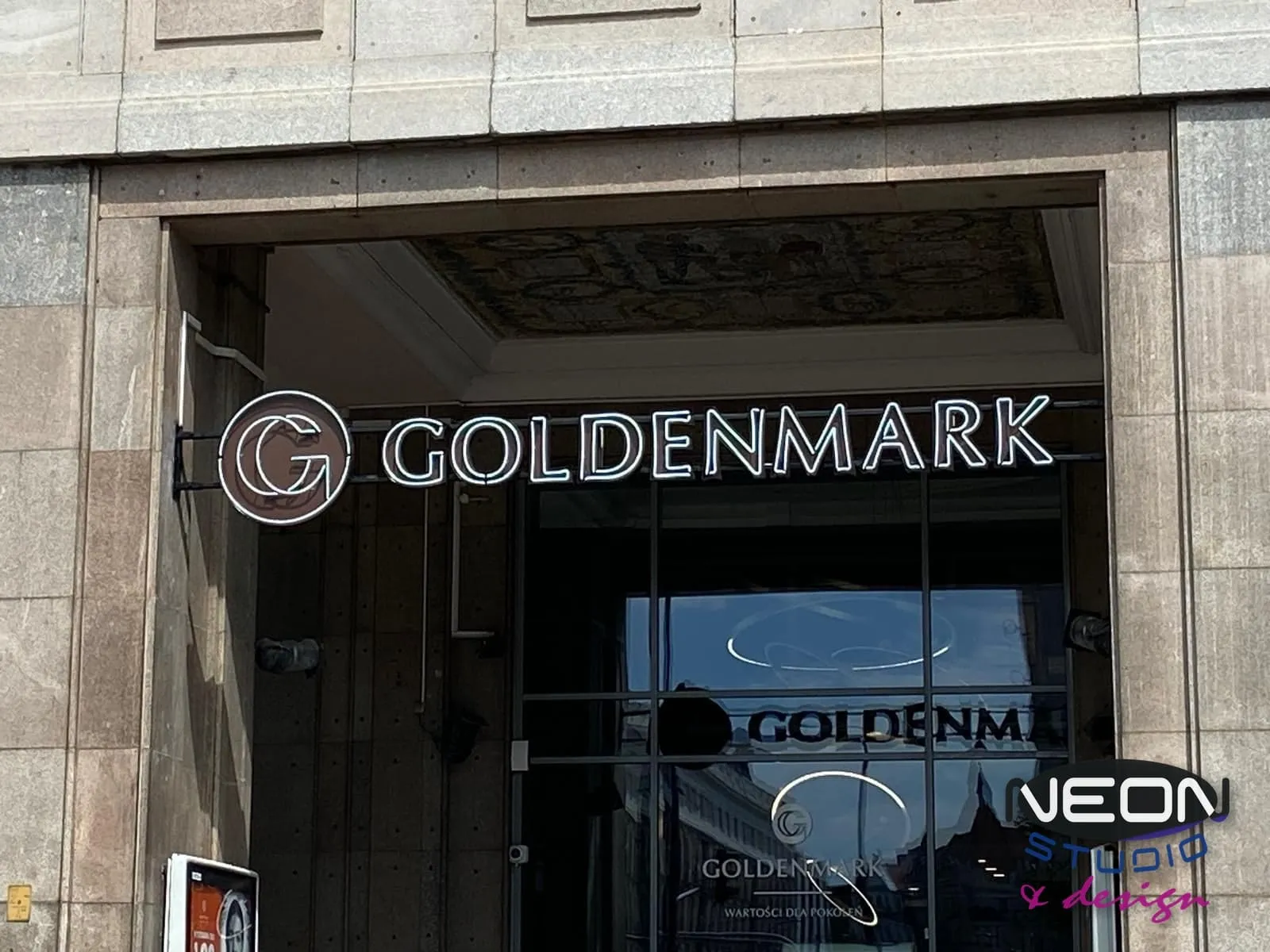 Neon szklany dla sklepu jubilerskiego GOLDENMARK