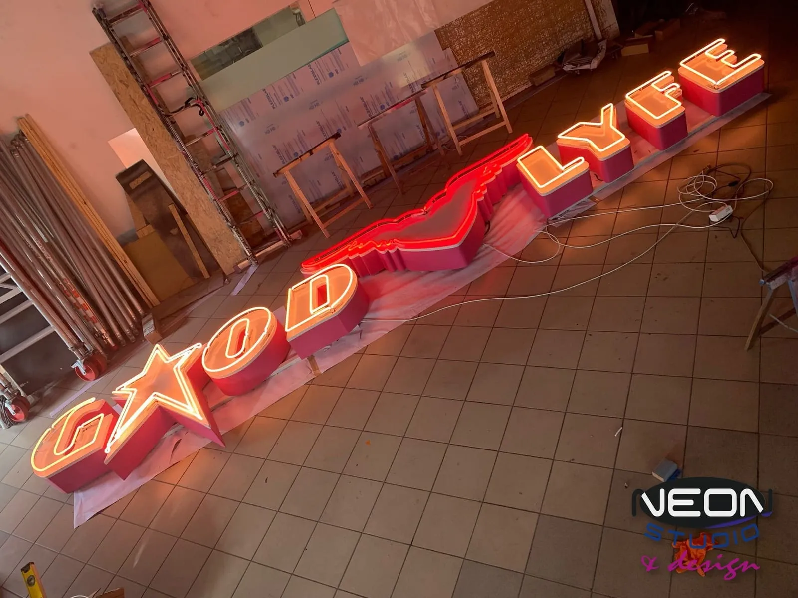 Glass neon or LED? The differences, and how to choose