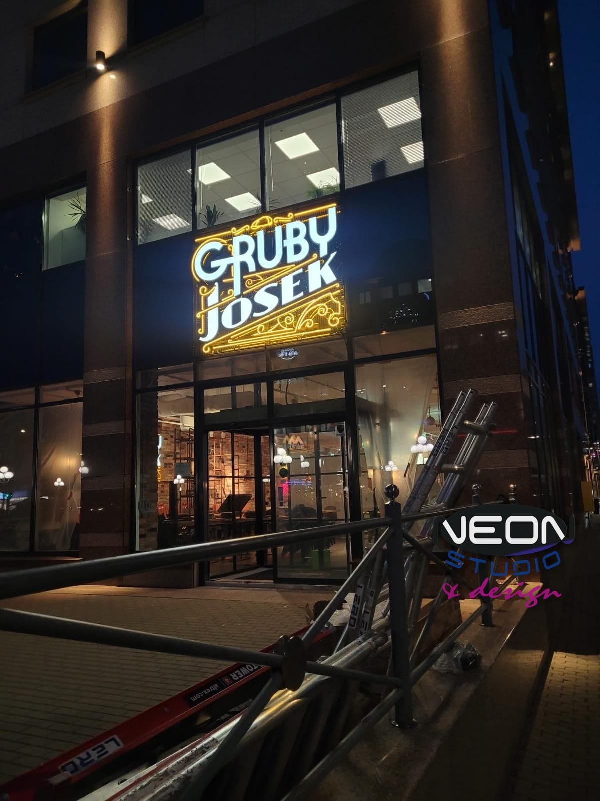 Gruby Josek — Installation