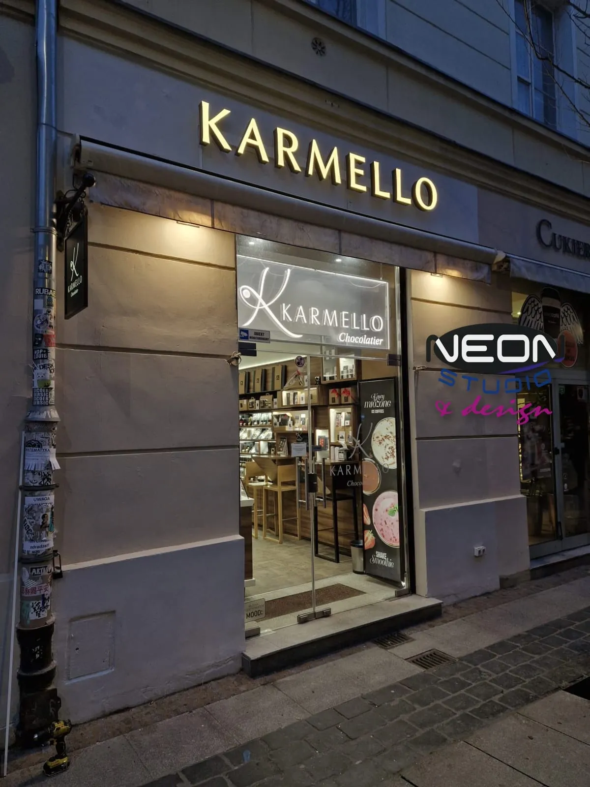Podświetlane litery przestrzenne 3D na fasadzie sklepu Karmello