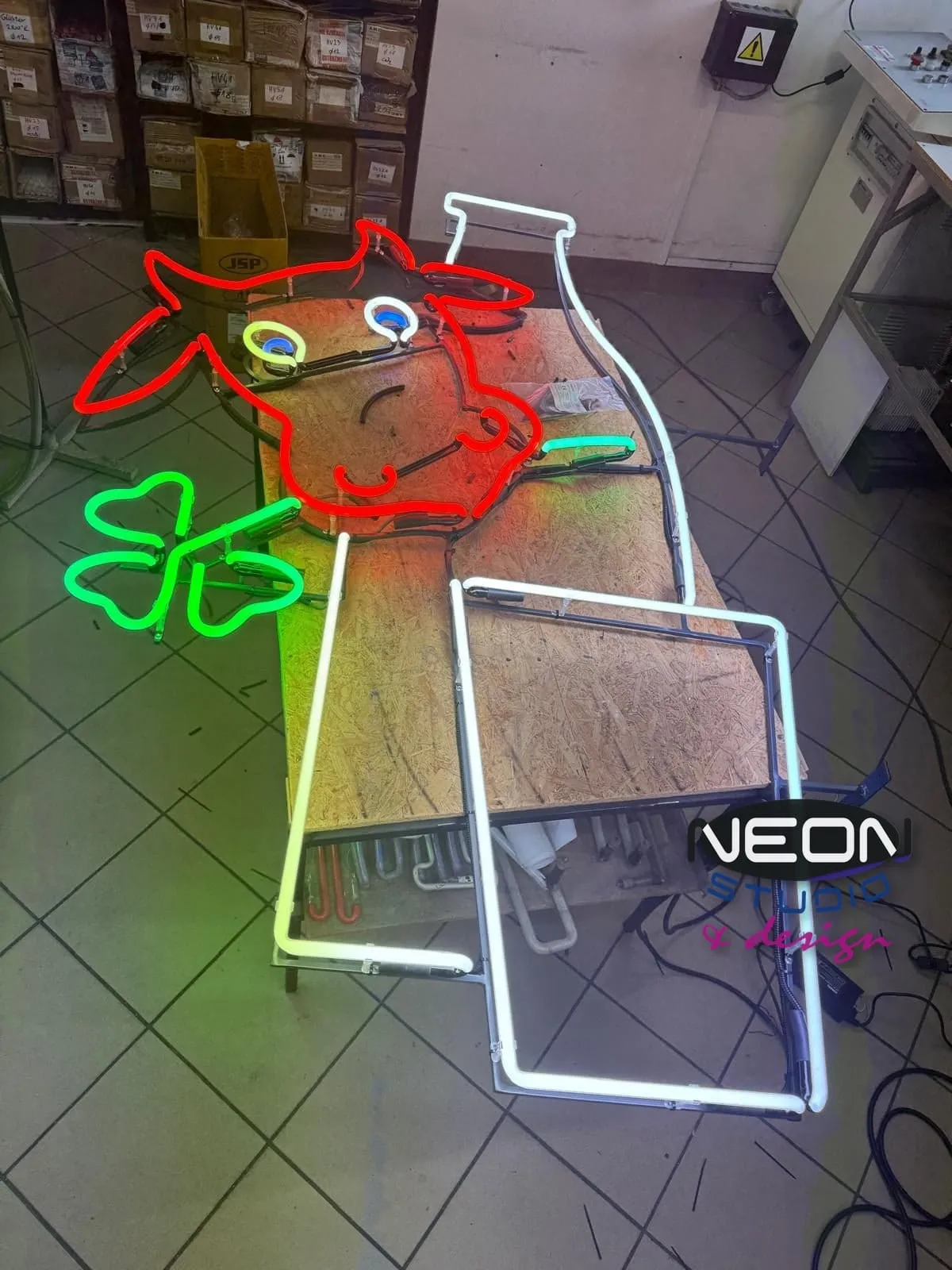 Szklany neon w kształcie krowy — dawne logo baru mlecznego, dziś w zbiorach Muzeum Neonów