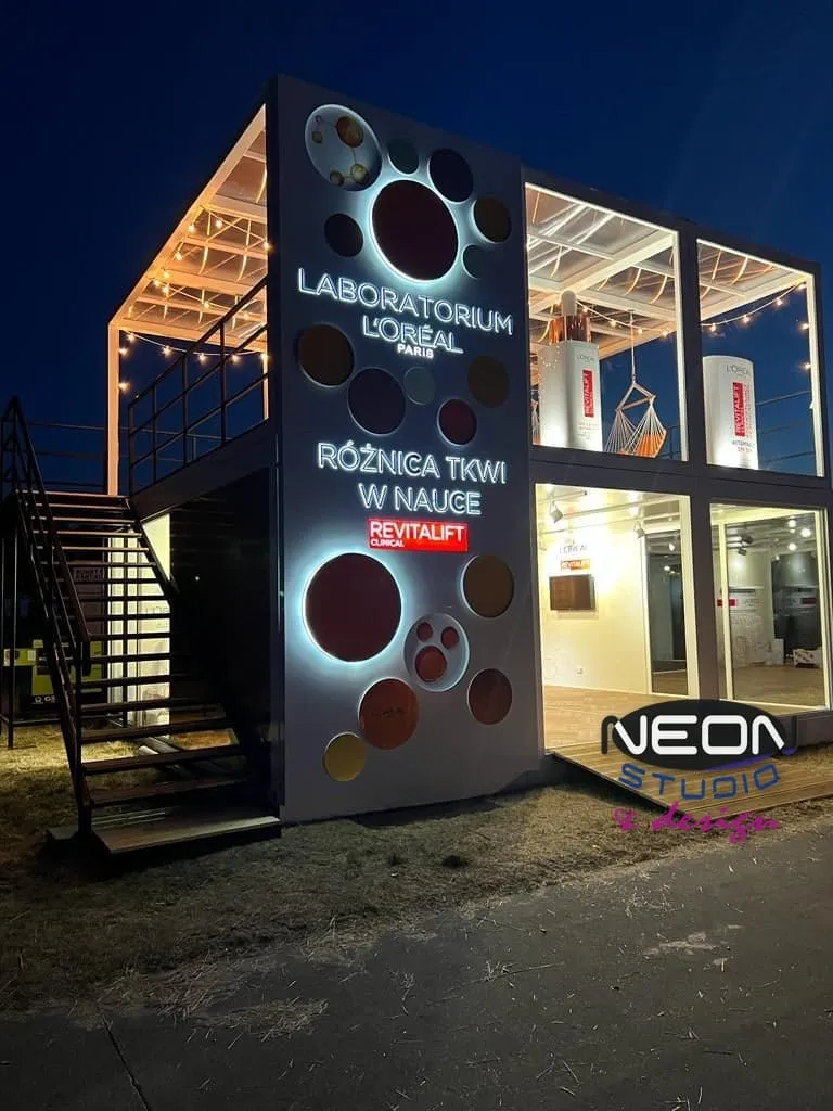 Pylon LED L'Oreal nocą