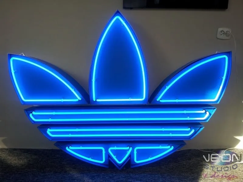 Neon z logotypem marki dla sklepów NB