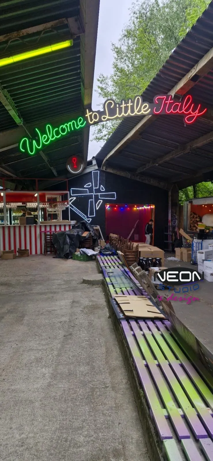 Neonowe oznakowanie strefy gastronomicznej Nocnego Marketu w Warszawie