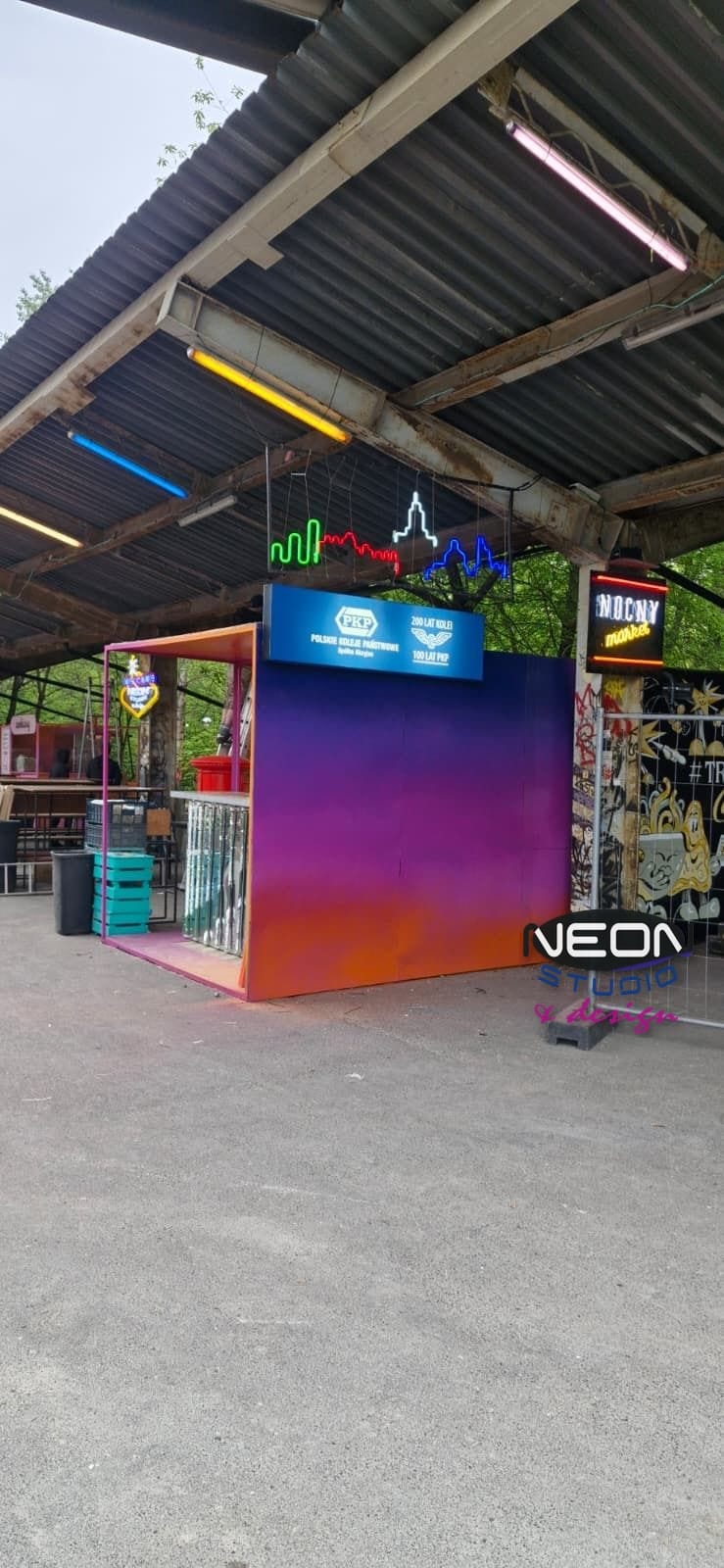 Nocny Market — Neons