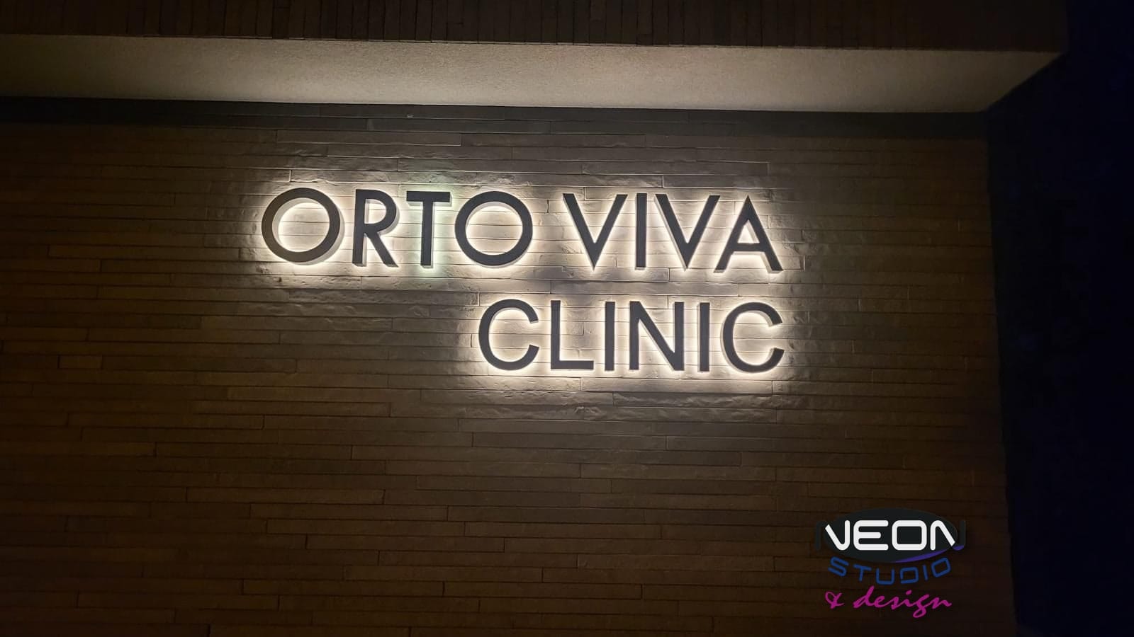 Orto Viva Clinic - Litery 3D z efektem halo (nocą)