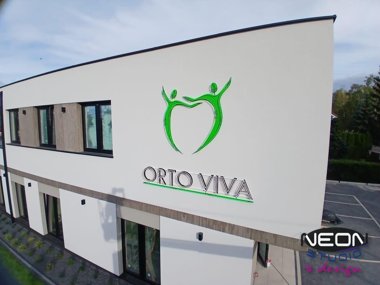Orto Viva — Glass Neons on a Structure