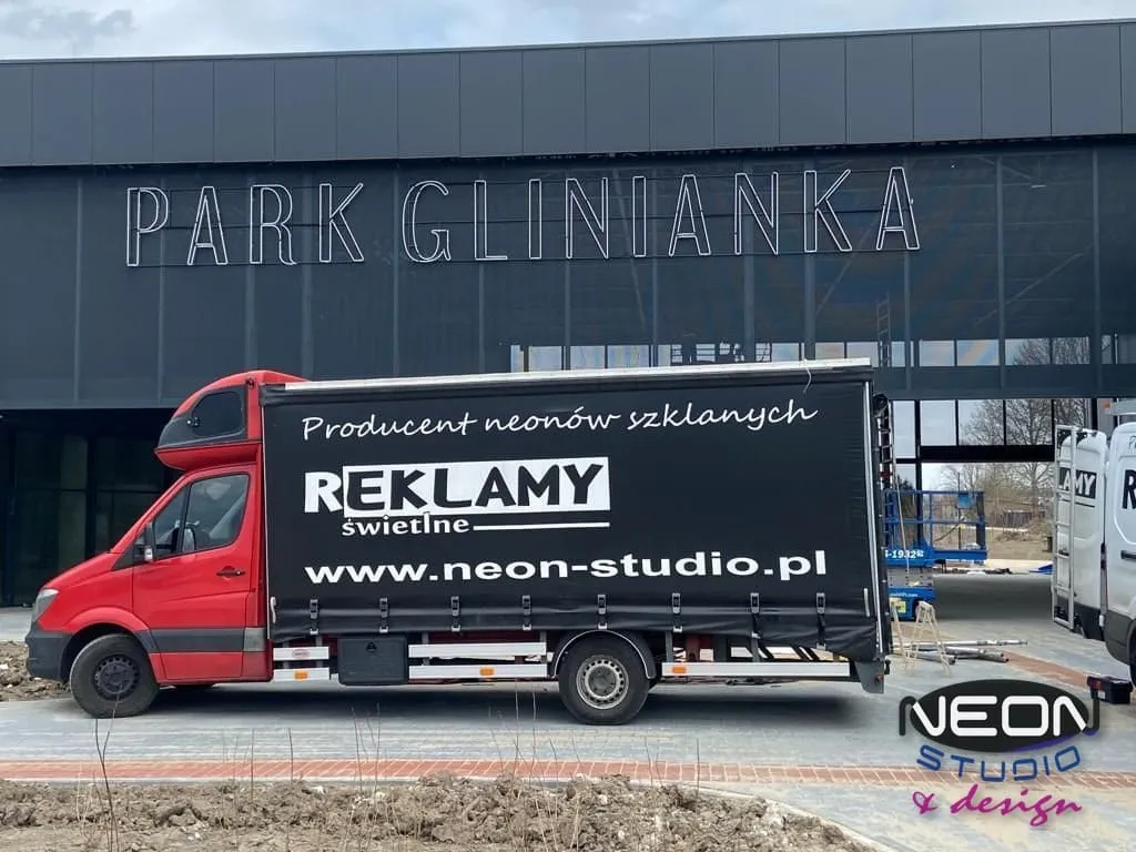 Transport gotowych neonów szklanych własnym samochodem — realizacja dla Park Glinianka