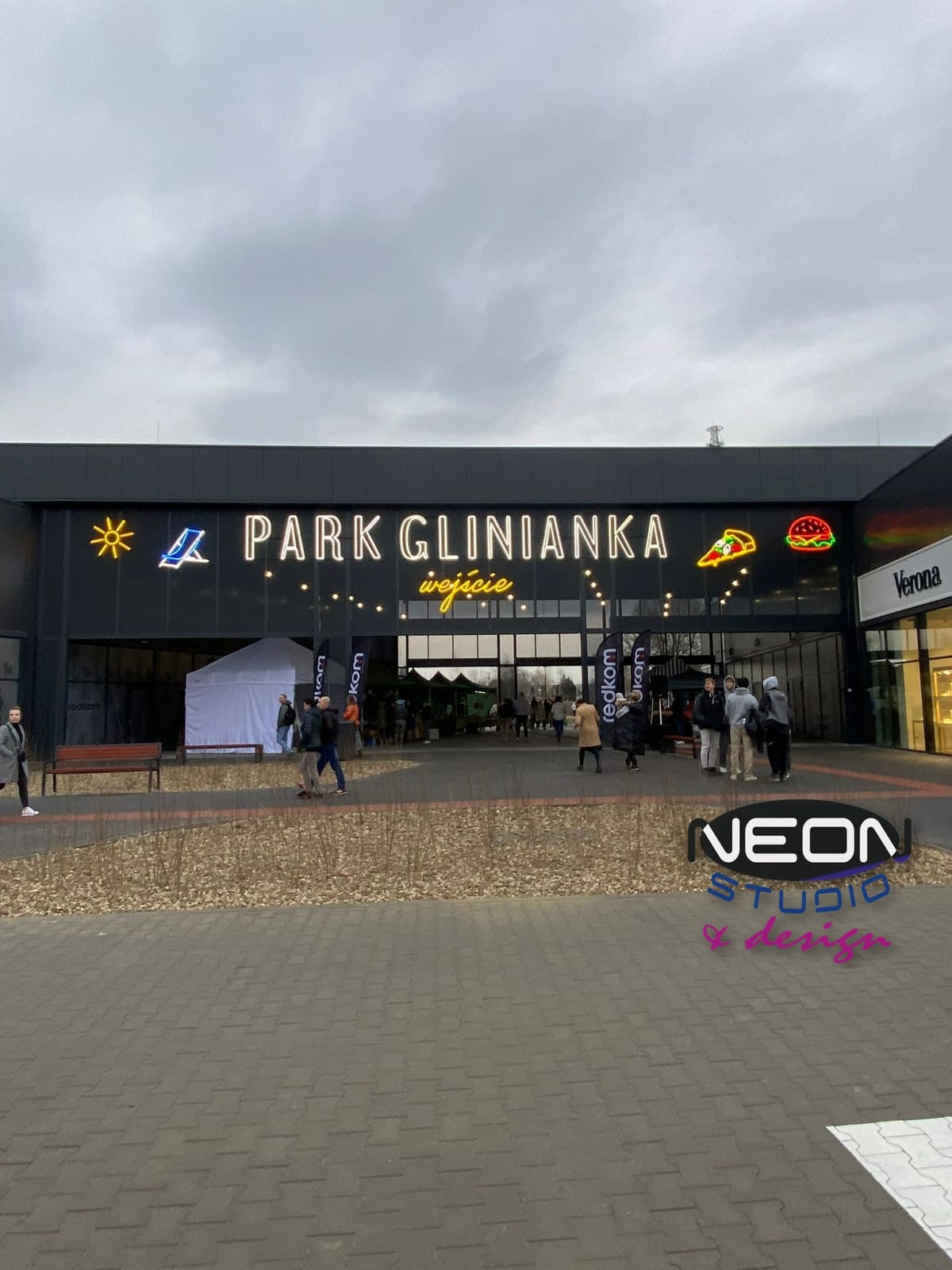 Park Glinianka — Glass Neon on Facade