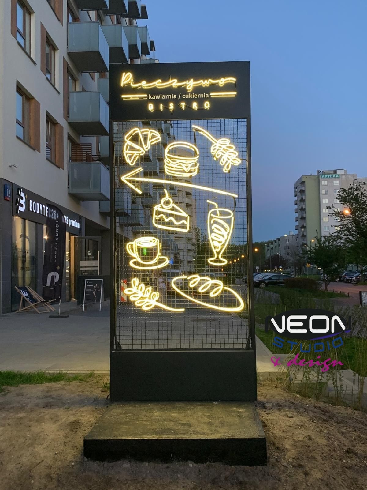 Pylon reklamowy - neon szklany