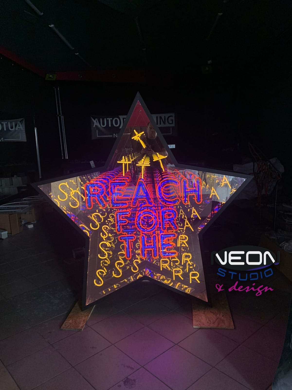 Reach For The Star - Gwiazda neonowa