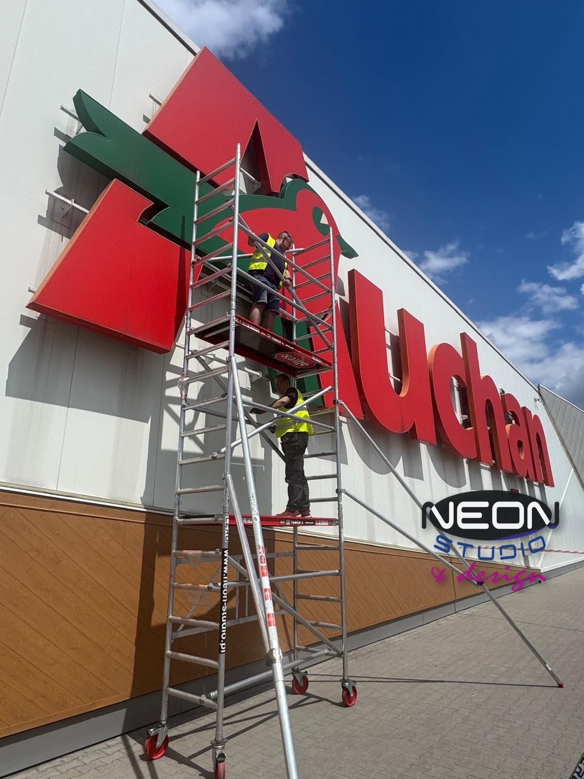 Serwis liter przestrzennych Auchan – prace z rusztowania jezdnego
