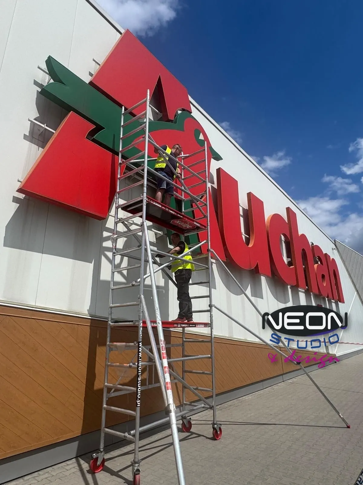 Serwis liter przestrzennych Auchan – prace z rusztowania jezdnego
