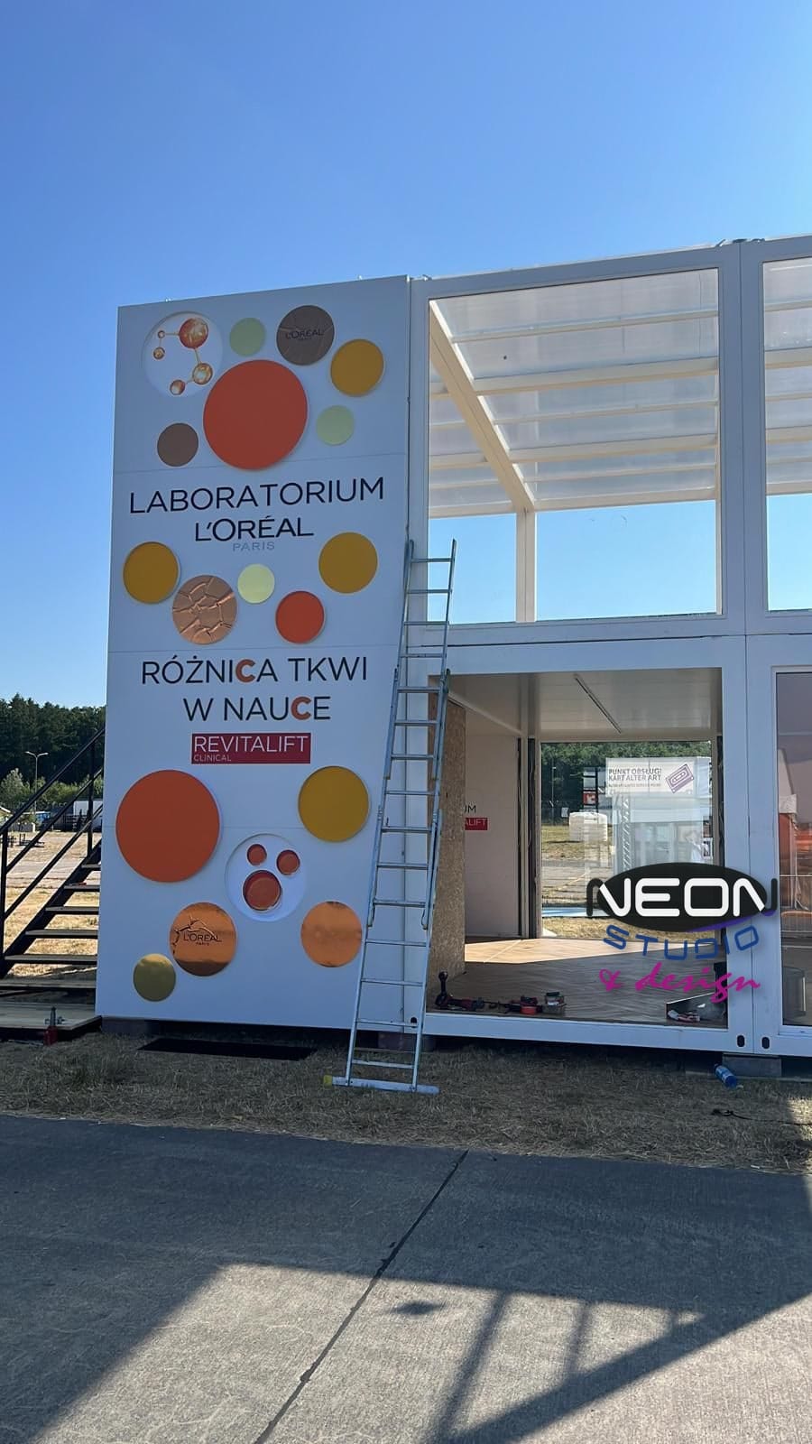 Duży pylon z neonem LED na budynku