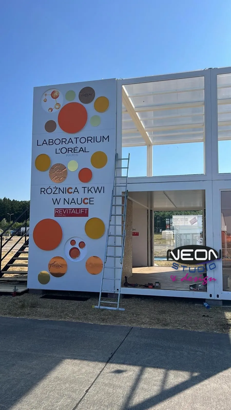 Duży pylon z neonem LED na budynku