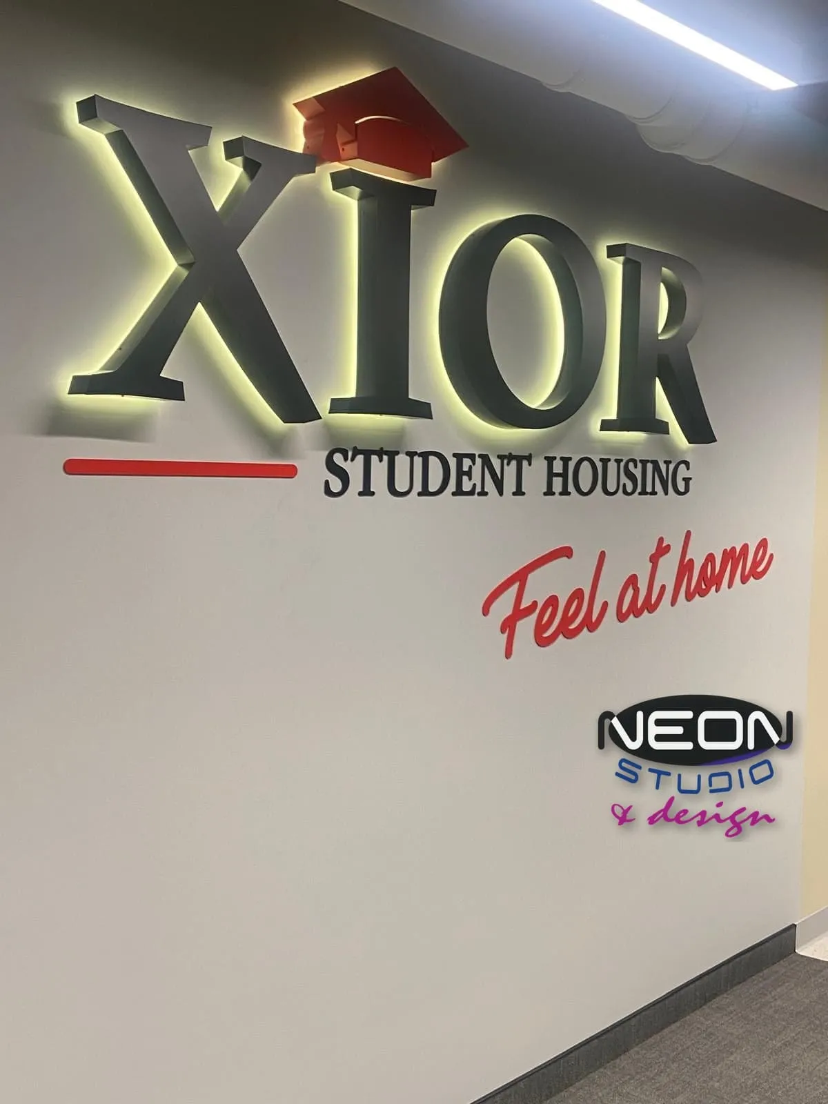 XIOR – 3D letters with a halo effect