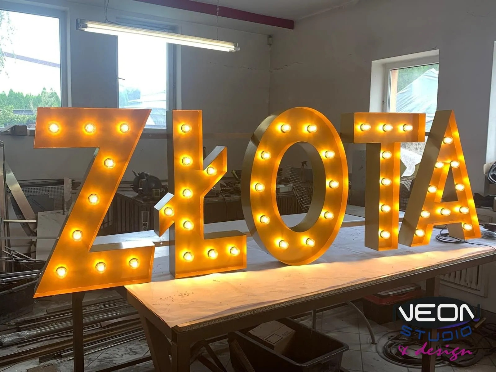 Złota – złote litery żarówkowe wykonane w pracowni