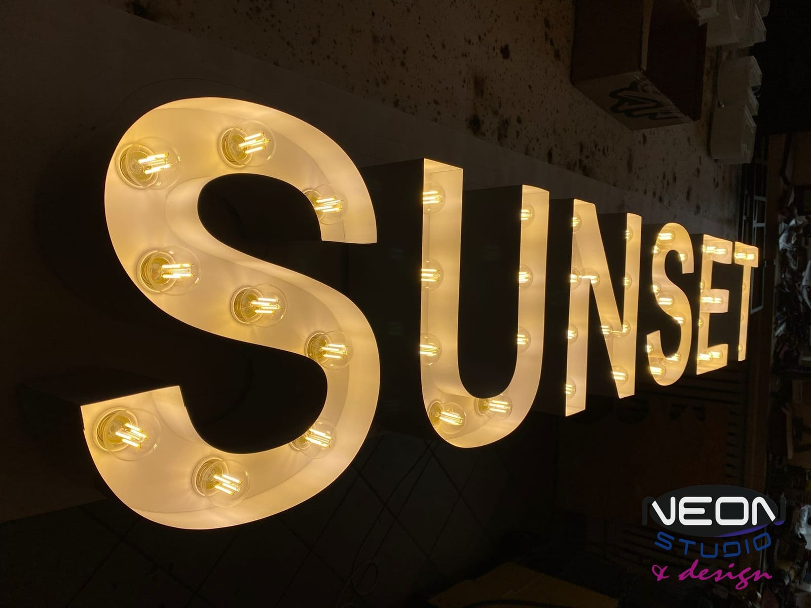 Sunset Club – Litery żarówkowe — ujęcie II